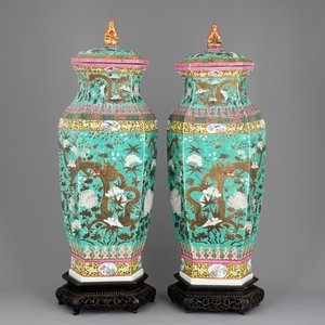 Une grande paire de vases hexagonaux en porcelaine de Chine à décor de dragons sur un fond turquoise, 19ème — photo 1