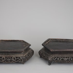 Une grande paire de vases hexagonaux en porcelaine de Chine à décor de dragons sur un fond turquoise, 19ème — photo 5