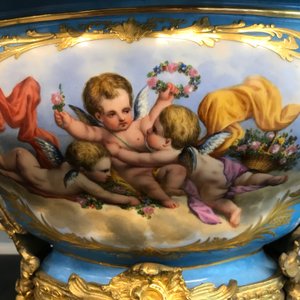 Une grande paire de verseuses et une jardinière en porcelaine de Sèvres aux montures en bronze doré, France, 19ème — photo 16