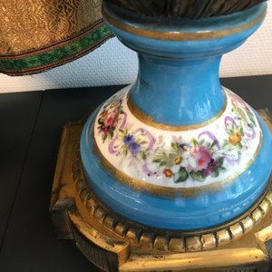 Une grande paire de verseuses et une jardinière en porcelaine de Sèvres aux montures en bronze doré, France, 19ème — photo 23