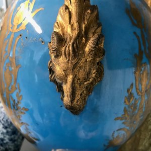 Une grande paire de verseuses et une jardinière en porcelaine de Sèvres aux montures en bronze doré, France, 19ème — photo 27
