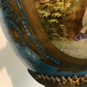 Une grande paire de verseuses et une jardinière en porcelaine de Sèvres aux montures en bronze doré, France, 19ème — photo 30