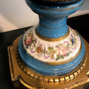 Une grande paire de verseuses et une jardinière en porcelaine de Sèvres aux montures en bronze doré, France, 19ème — photo 31