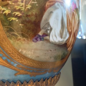 Une grande paire de verseuses et une jardinière en porcelaine de Sèvres aux montures en bronze doré, France, 19ème — photo 46