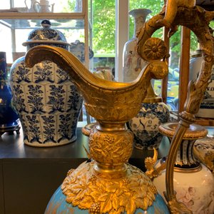 Une grande paire de verseuses et une jardinière en porcelaine de Sèvres aux montures en bronze doré, France, 19ème — photo 52