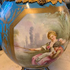 Une grande paire de verseuses et une jardinière en porcelaine de Sèvres aux montures en bronze doré, France, 19ème — photo 56