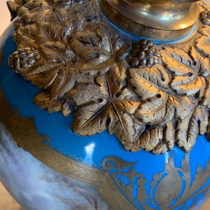 Une grande paire de verseuses et une jardinière en porcelaine de Sèvres aux montures en bronze doré, France, 19ème — photo 67