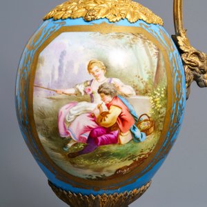 Une grande paire de verseuses et une jardinière en porcelaine de Sèvres aux montures en bronze doré, France, 19ème — photo 9