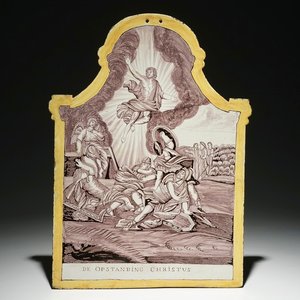 Une grande plaque à décor de La Résurrection en faïence d'Utrecht en jaune et manganèse, vers 1810 — photo 1