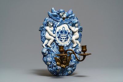 Une grande plaque armoriée en faïence de Delft en bleu et blanc à décor en relief, début du 18ème