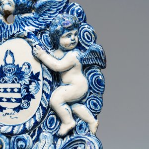 Une grande plaque armoriée en faïence de Delft en bleu et blanc à décor en relief, début du 18ème — photo 11