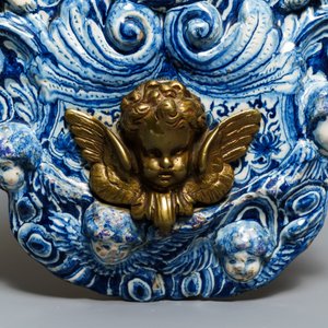 Une grande plaque armoriée en faïence de Delft en bleu et blanc à décor en relief, début du 18ème — photo 8