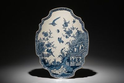 Une grande plaque en faïence de Delft bleu et blanc à décor chinoiserie, 18ème