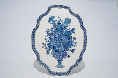 Une grande plaque en faïence de Delft bleu et blanc à décor d'un vase fleuri, 18ème