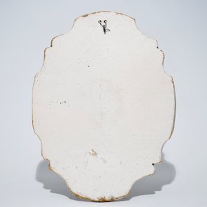 Une grande plaque en faïence de Delft bleu et blanc à décor d'un vase fleuri, 18ème — photo 2