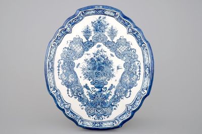 Une grande plaque en faïence de Delft bleu et blanc au décor floral, 18ème