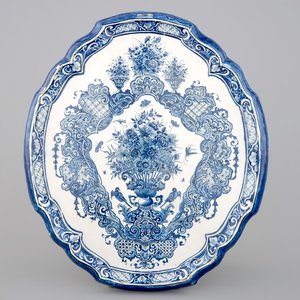 Une grande plaque en faïence de Delft bleu et blanc au décor floral, 18ème — photo 1