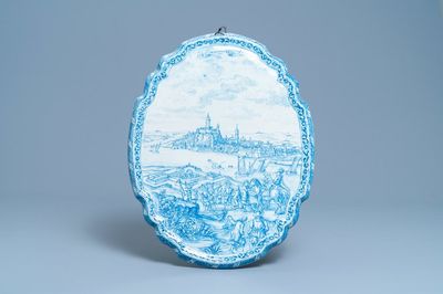 Une grande plaque en faïence de Delft en bleu et blanc à décor d'une vue sur la ville de Nijmegen, 18ème