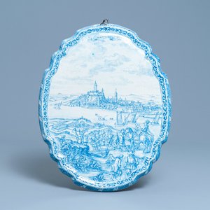 Une grande plaque en faïence de Delft en bleu et blanc à décor d'une vue sur la ville de Nijmegen, 18ème — photo 1