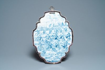 Une grande plaque en faïence de Delft en bleu et blanc à sujet d'une cavalerie, 18ème