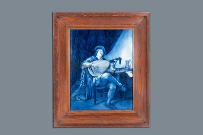 Une grande plaque en faïence de Delft en bleu et blanc, Porceleyne Fles: 'Auto-portrait comme luthiste', d'après Jan Steen, 20ème