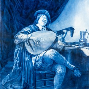 Une grande plaque en faïence de Delft en bleu et blanc, Porceleyne Fles: 'Auto-portrait comme luthiste', d'après Jan Steen, 20ème — photo 2