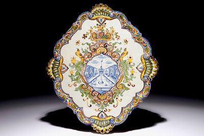 Une grande plaque en faïence de Delft polychrome, 18ème