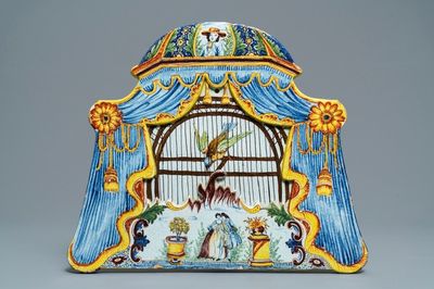 Une grande plaque en faïence de Delft polychrome à décor d'une cage à oiseaux, 18ème