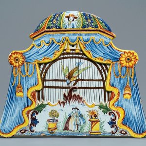 Une grande plaque en faïence de Delft polychrome à décor d'une cage à oiseaux, 18ème — photo 1