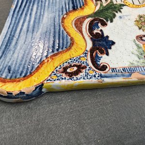 Une grande plaque en faïence de Delft polychrome à décor d'une cage à oiseaux, 18ème — photo 3