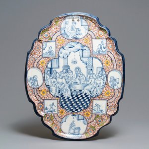 Une grande plaque en faïence polychrome de Delft à décor de 'La Scène', 18ème — photo 1