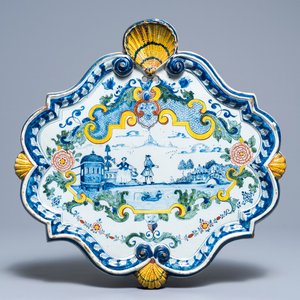Une grande plaque en faïence polychrome de Delft à décor d'un couple auprès d'une fleuve, 18ème — photo 1