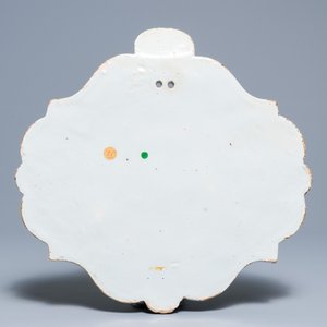 Une grande plaque en faïence polychrome de Delft à décor d'un couple auprès d'une fleuve, 18ème — photo 2