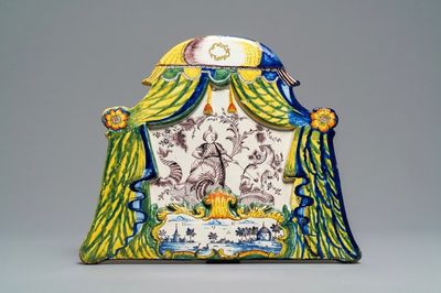 Une grande plaque en faïence polychrome de Delft à décor d'un Turc fumant, 18ème