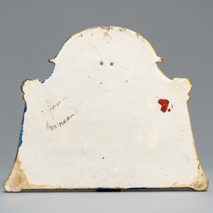Une grande plaque en faïence polychrome de Delft à décor d'un Turc fumant, 18ème — photo 2