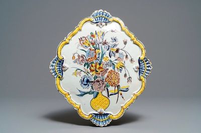 Une grande plaque en faïence polychrome de Delft à décor d'un vase fleuri, 18ème