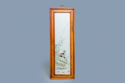 Une grande plaque en porcelaine de Chine à décor de canards, marquée, République