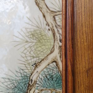 Une grande plaque en porcelaine de Chine à décor d'un oiseau sur une branche fleurie, marquée, République — photo 8