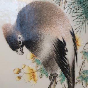 Une grande plaque en porcelaine de Chine à décor d'un oiseau sur une branche fleurie, marquée, République — photo 9