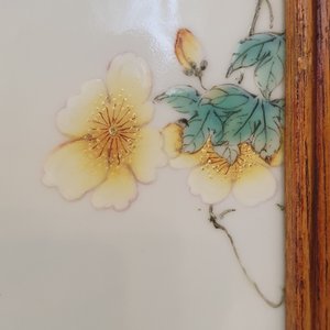 Une grande plaque en porcelaine de Chine à décor d'un oiseau sur une branche fleurie, marquée, République — photo 10