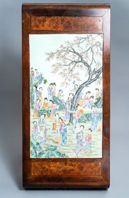 Une grande plaque en porcelaine de Chine famille rose montée dans une table en bois, République, 20ème
