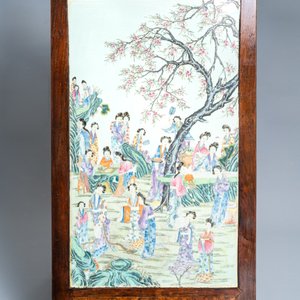 Une grande plaque en porcelaine de Chine famille rose montée dans une table en bois, République, 20ème — photo 1