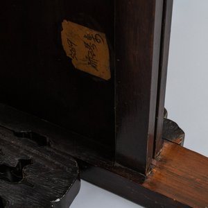 Une grande plaque en porcelaine de Chine famille rose montée dans une table en bois, République, 20ème — photo 13