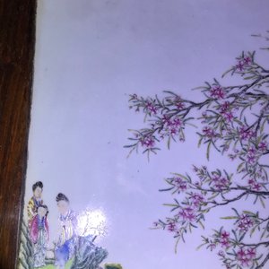 Une grande plaque en porcelaine de Chine famille rose montée dans une table en bois, République, 20ème — photo 18