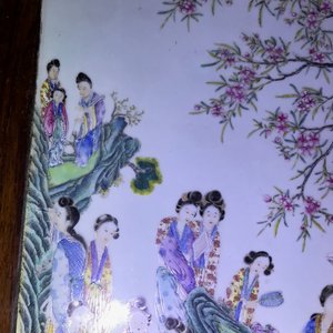 Une grande plaque en porcelaine de Chine famille rose montée dans une table en bois, République, 20ème — photo 19