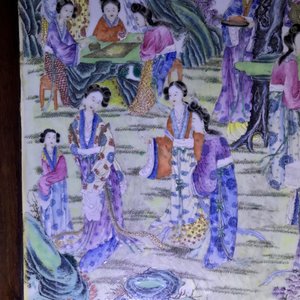 Une grande plaque en porcelaine de Chine famille rose montée dans une table en bois, République, 20ème — photo 21