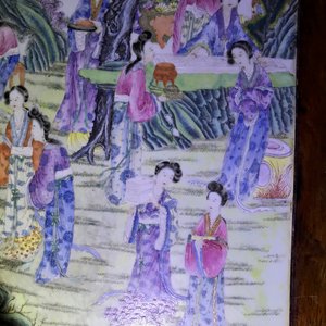 Une grande plaque en porcelaine de Chine famille rose montée dans une table en bois, République, 20ème — photo 23