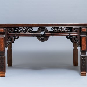 Une grande plaque en porcelaine de Chine famille rose montée dans une table en bois, République, 20ème — photo 3