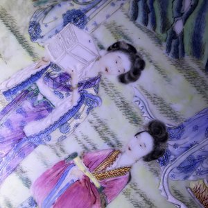 Une grande plaque en porcelaine de Chine famille rose montée dans une table en bois, République, 20ème — photo 31