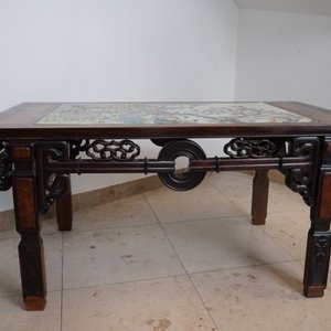 Une grande plaque en porcelaine de Chine famille rose montée dans une table en bois, République, 20ème — photo 34
